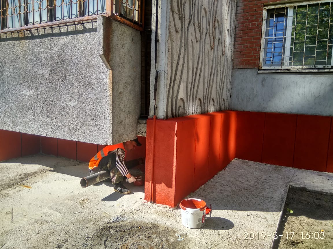 В рамках работ по текущему ремонту выполнена покраска цоколя многоквартирного дома 35 поселка Развилка.